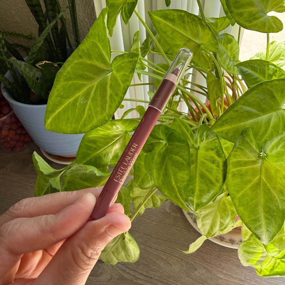 Estée Lauder Double Wear 24H Stay-in-Place Lip Liner – Shade #17 Mauve